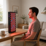 Mann nutzt das Solvana Ray Pro auf dem Tisch – realistische Größe 48 cm
