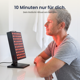 10 Minuten nur für dich – Mann nutzt das Solvana Ray Rotlicht-Panel am Tisch